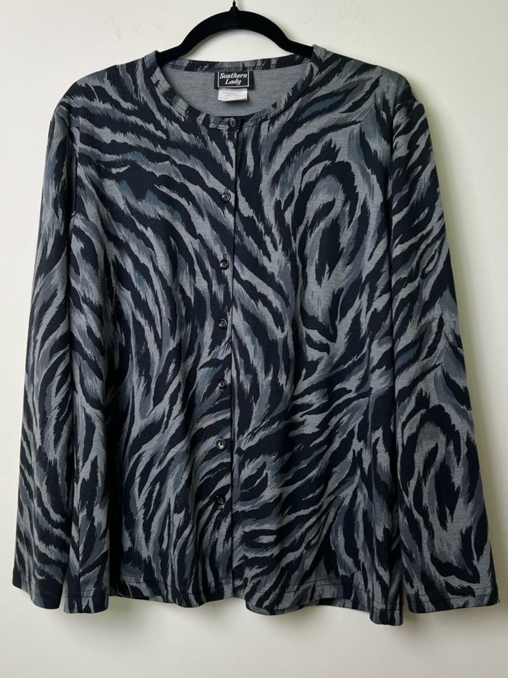 Southern Lady large long sleeve button front feathery pattern top B/W